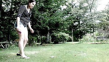 វដ្តីជាមួយនឹង tits តូច masturbates