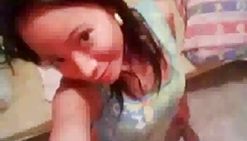 Busty ទារកជាមួយនឹងសត្វលាធំ twerks និង fucks dildo